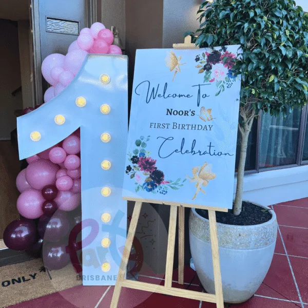 Welcome Sign & Garland