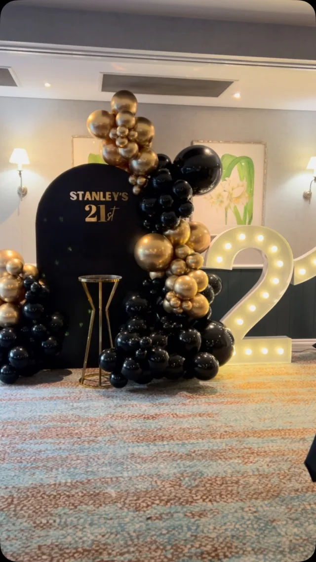 One of our most requested colour combinations, black and gold ✨🖤

#21stbirthday #blackandgold #turning21 #adultbirthdayparty #twentyone #lightupnumbers #birthdaybackdrop #birthdayballoons