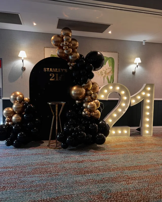 Stanley’s 21st birthday featuring our signature black and gold backdrop, paired with our light-up numbers 🖤✨

#21stbday #blackandgold #lightupnumbers #birthdaybackdrop #twentyone #blackballoons #balloonartistry #brisbaneevents #goldcoastbusiness
