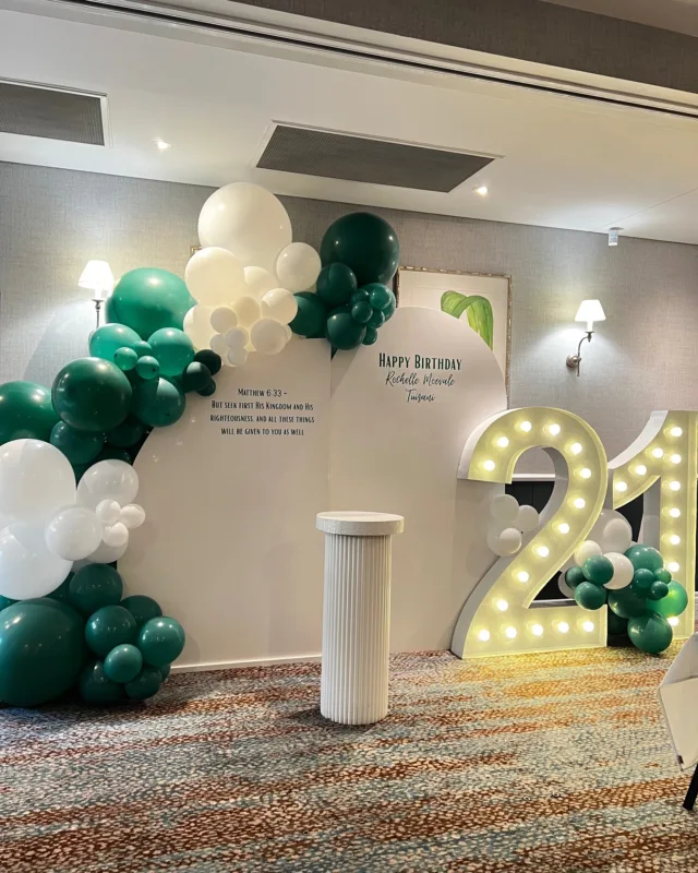 Celebrate your next birthday style with Party Brisbane 💚 DM us for more details! 

#21stbday #greenandwhite #balloonstylist #twentyone #partybrisbane