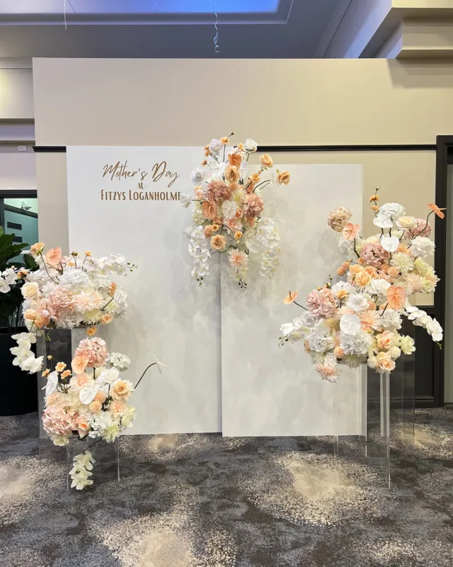 Mother’s Day at @fitzysloganholme 🧡🤍

#mothersday #mothersdayflowers #floralbackdrop #letsmeetatfitzys #fauxflowers #partybrisbane