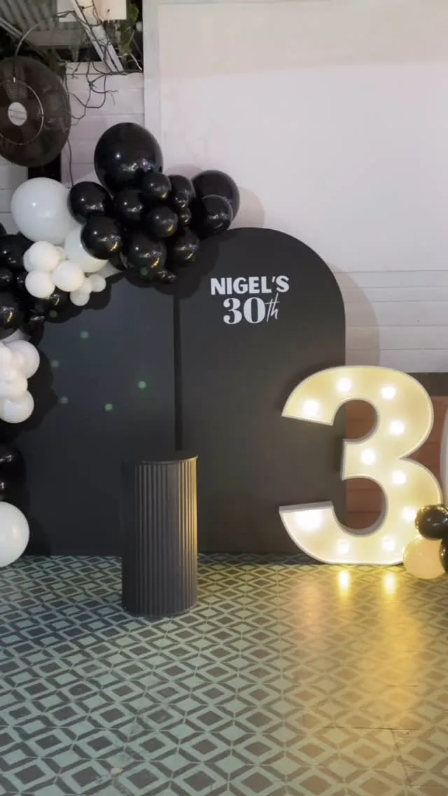 A monochrome double arch setup to celebrate the big 30 🤍🖤 

#hellothirty #blackandwhitedecor #30th #monochromestyle #balloondecorator #brisbaneballoons #partybrisbane #goldcoastpartyhire