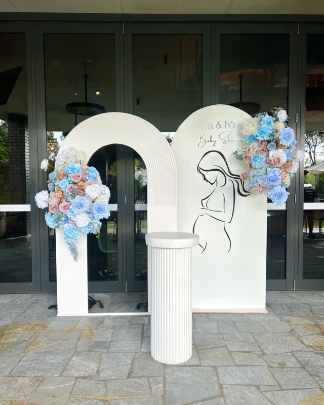 Pink and blue florals, the perfect combination to welcome a baby 💖🩵

#babyshower #brisbaneeventstyling #fauxflowers #goldcoastpartyhire #floraldecorator #babyontheway