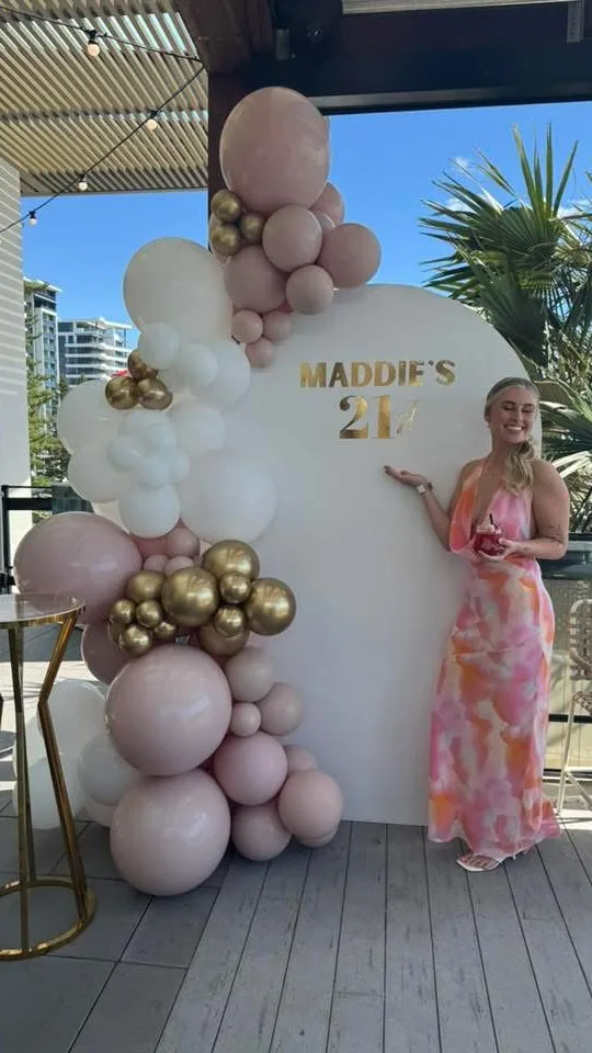 Madison’s Twenty First ✨

A beautiful blend of dusky pink, white and gold to celebrate this special birthday 

#birthdaybackdrop #partyprophire #twentyfirst #turning21 #birthdaybackdrop #birthdayballoons #adultbirthdayparty