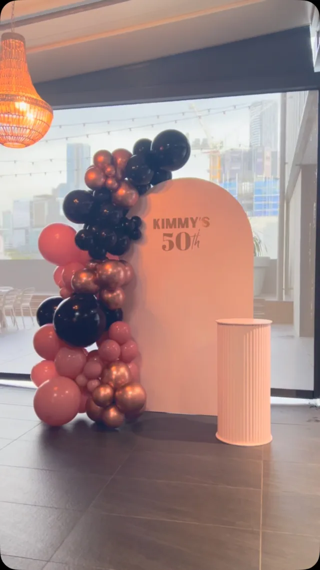Celebrating 50 years of Kimmy with the bold pink and black single arch backdrop 🩷🖤

#halfacentury #50thbirthday #pinkandblack #fiftyyears #balloonbackdrop #birthdaybackdrop #50thparty